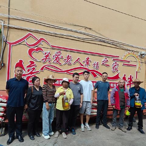 情暖桑榆霞满天，心系老人爱相随