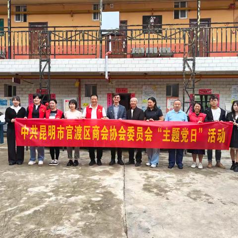 情暖桑榆霞满天，心系老人爱相随