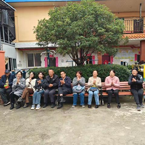 情暖桑榆霞满天，心系老人爱相随