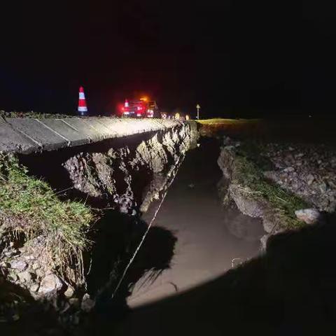 加快抢修水毁路基  筑牢公路安全防线