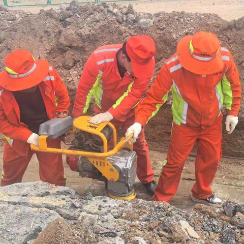 青海湖公路段及时处置路面病害