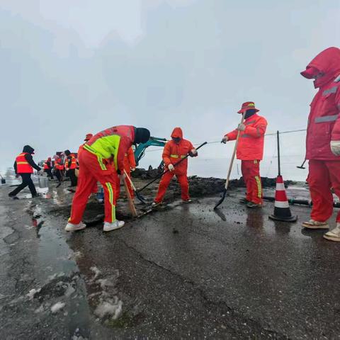 及时修补路面病害， 筑牢公路安全防线