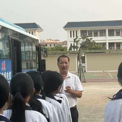 寻根档案铸魂，厚植家国情怀——东方市板桥初级中学学生参观市档案馆爱国主义教育基地实践活动纪实