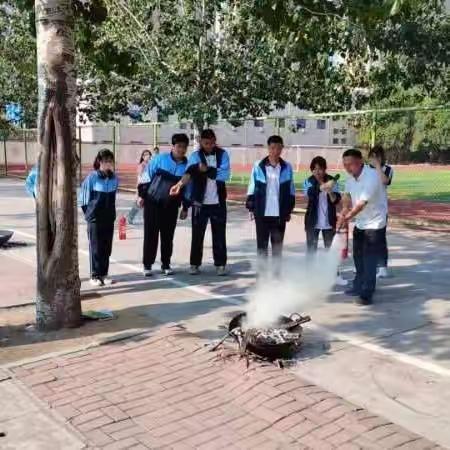 宁可千日不松无事，不可一日不防酿祸——菏泽二中南校区高一级部举行防震消防安全演练