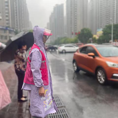 风雨护学岗，暖心护成长