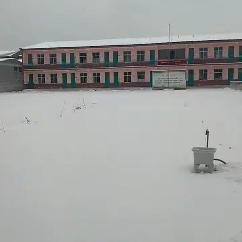 清雪除冰，静待归来——丛台区七方小学清雪除冰活动