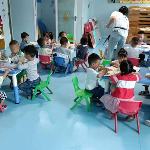 幼儿园，孩子们的快乐天堂          新世纪幼儿园小班开学前两周