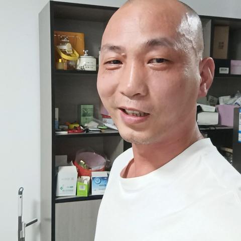 自说自话:努力成为10万粉丝的账号。请各位老板，留言话题，点点关注，点点赞！