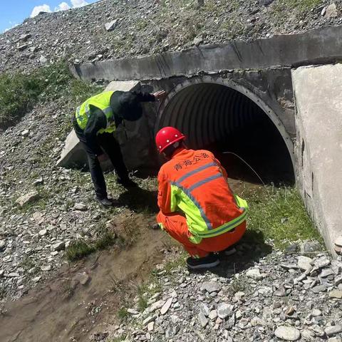 青海湖公路段用心答好公路防汛保畅减灾考卷