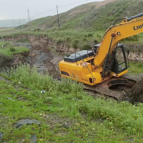 青海湖公路段多措并举填补水毁路基缺口恢复路容路貌