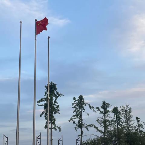 青春恰似火，扬帆正当时