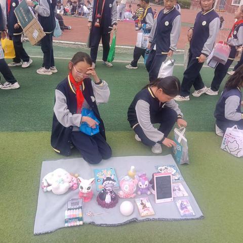 童趣集市，淘你所爱——召陵区实验中学小学部四4班“跳蚤市场”活动