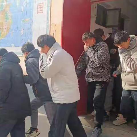 【2409】防范于未“燃”  打造平安校园 ——赤眉二初中开展学生公寓消防应急疏散演练活动