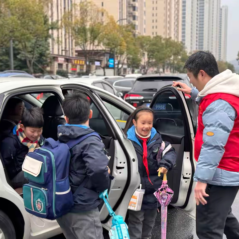 暖心护成长 安吉县外国语学校209班家长志愿者护航活动记录