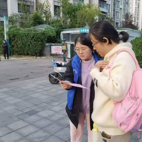 东关街道在新建小区宣传医保政策