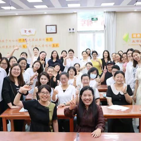 感恩相伴，共筑未来——世纪初中青年教师成长学院毕业典礼暨开班仪式