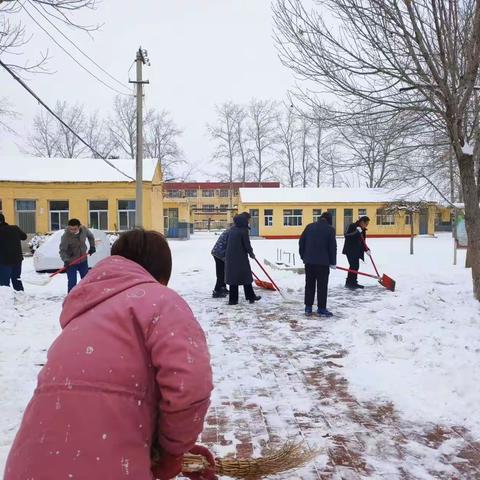 初雪践初心 扫雪暖意浓---西九吉中学教师扫雪活动