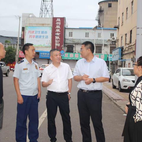 石龙区区长李明对“九小”场所消防安全治理工作进行督导调研