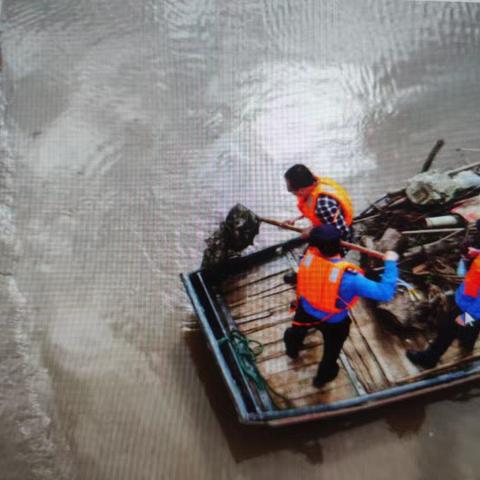 多部门联合执法清理敖江流域凤城段地笼