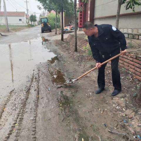 网格员关注雨季防汛排除隐患不放松