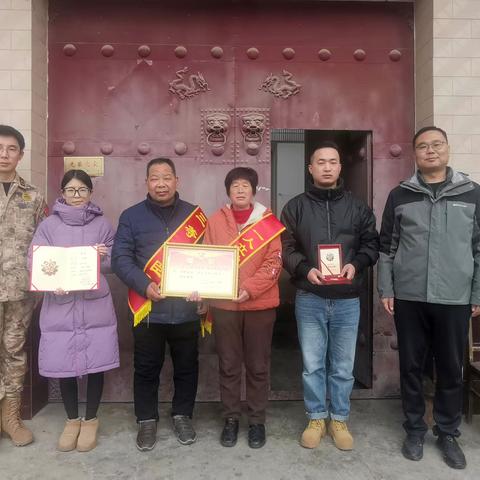 军营立功勋，喜报送家门！ 崇文镇为“三等功”现役军人家庭 送喜报