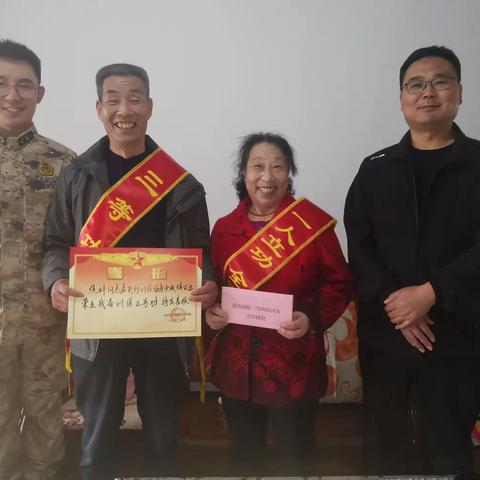 崇文镇为荣立三等功军人家属送喜报