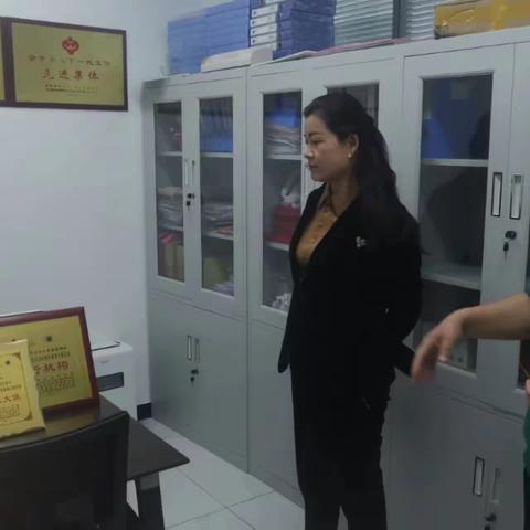 西咸新区社区服务中心主任董小清调研崇文镇社区建设情况