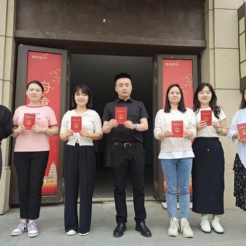 崇文镇颁发新设立社区居委“新身份”证书