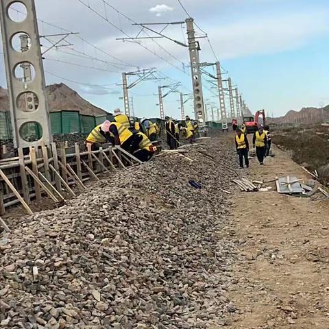 双节坚守，在戈壁滩上浇筑安全屏障——高道床透水性混凝土挡砟墙施工的“节日答卷”