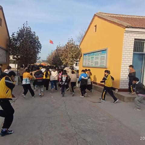 预防为主，生命至上——张土桥中心小学开展消防安全演练活动