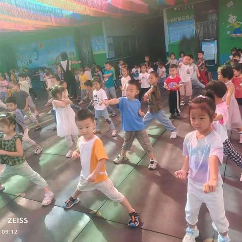 爱上幼儿园，快乐每一天！中一班