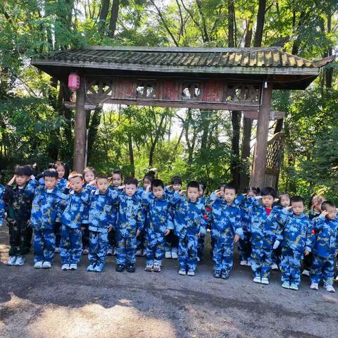 科教幼儿园月亮一班 ﻿户外军事体验活动： 小战士的成长日记