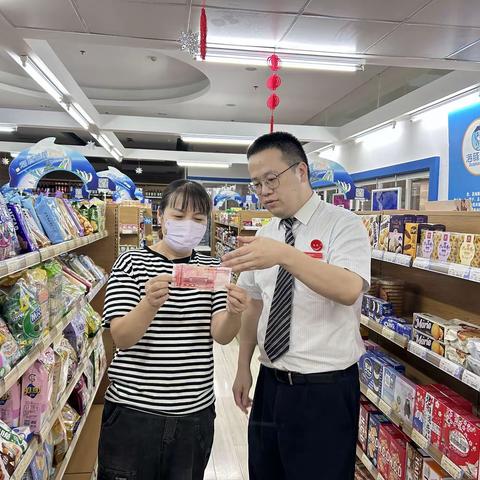 华夏银行张家港保税区支行反假货币宣传月活动