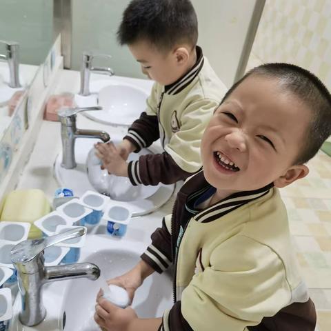 小一班    幼儿园的快乐生活