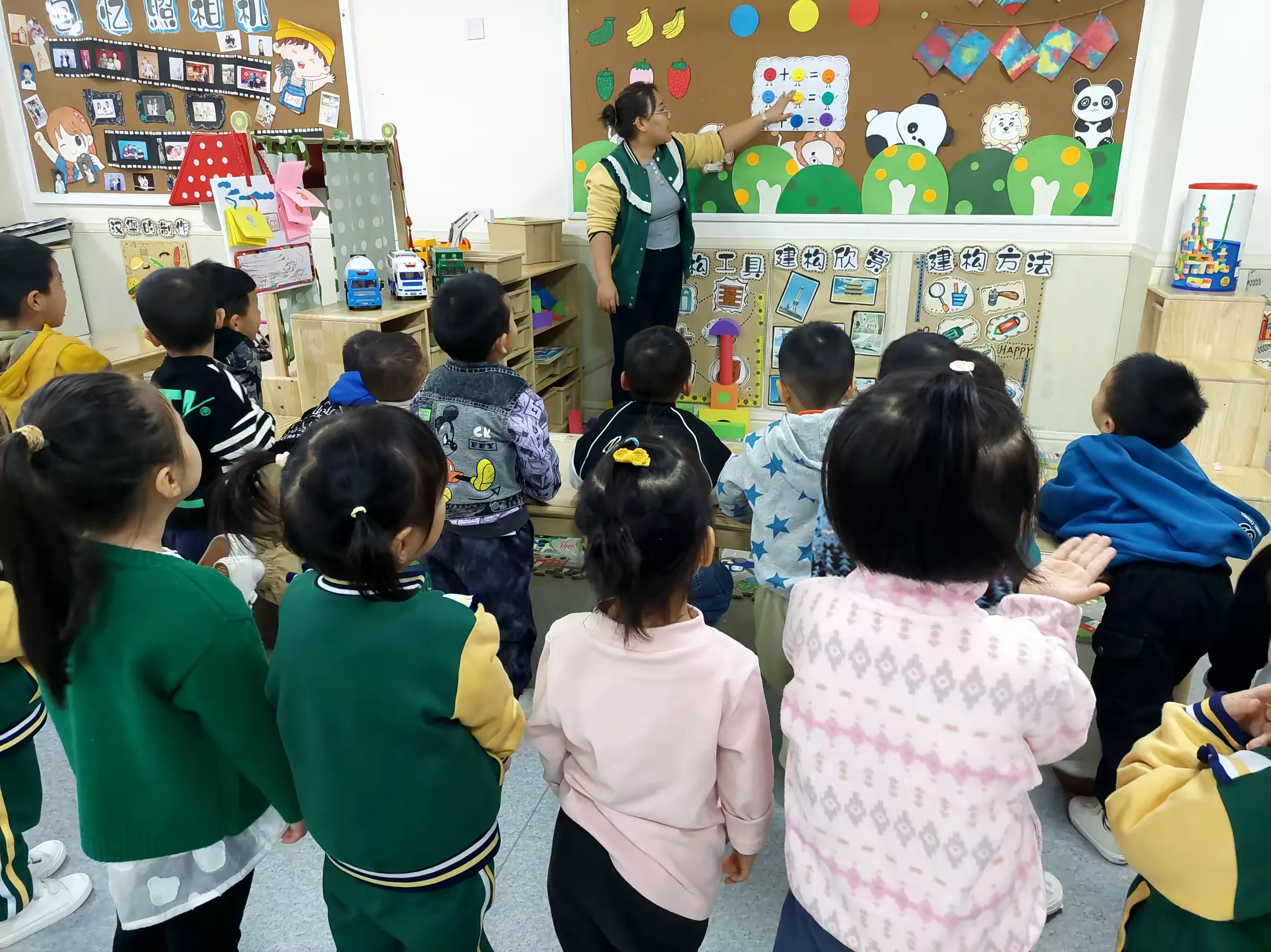 简篇-十里铺街道香醍幼儿园小四班多元智能探究《美丽的颜色》