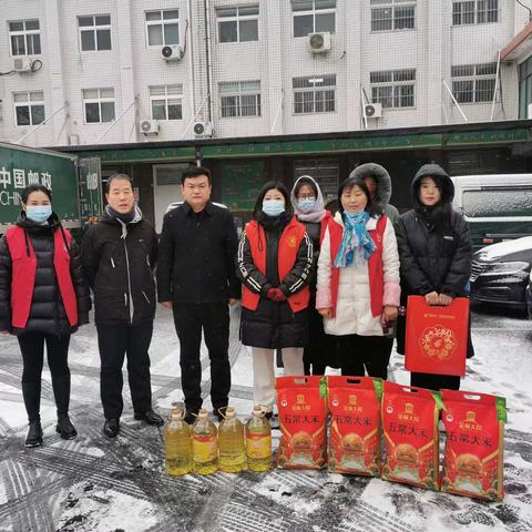 舞钢市垭口街道朝阳社区开展“雪天送温情 慰问暖人心”节前走访慰问活动