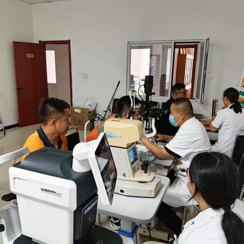 “守护明眸,点亮职业未来”乌拉特前旗邮政分公司工会开展关爱筛查眼健康公益活动