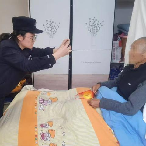 老人行动不便“办证难” 民警将办证“窗口”搬到群众家
