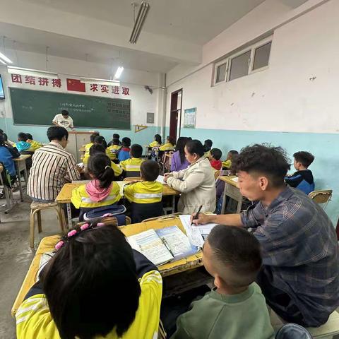 展风采 促提高 – 温亚尔镇上伊地力于孜小学公开课教研活动