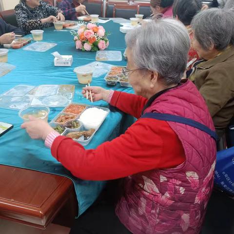 长延发布]天坛路社区携手西安康源耆祥举办“为爱试餐，共享食光”，为主题的爱心食堂满意调查活动。