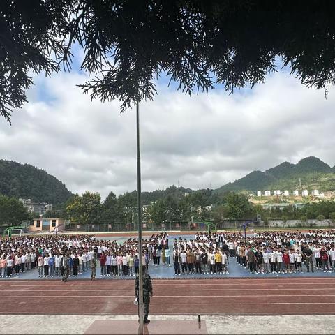 且抒凌云志，不负少年时——唐崖民中七八年级行为习惯暨国防教育纪实