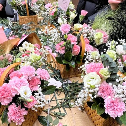 花韵绽芳华 巧手迎三八——建行蓝田县支行举办“三八”妇女节创意插花活动