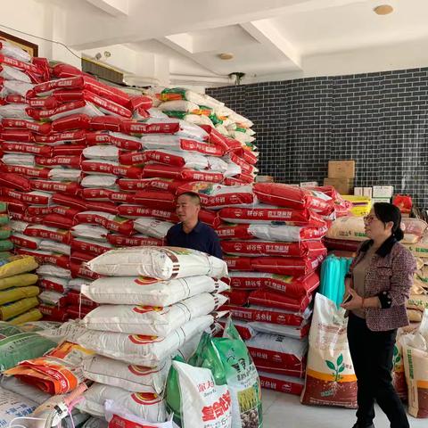 普洱市供销社副主任朱理稳调研澜沧县农资储备及供应工作