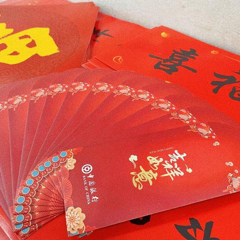 再兴社区送福礼，存款介绍受欢迎——练市支行联合再兴社区上门营销存款产品