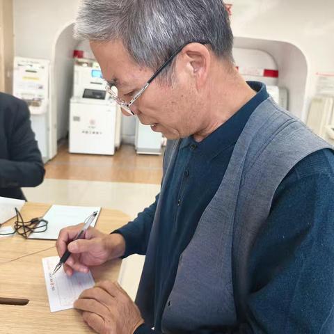 庆阳分行营业室开展“‘融’情金秋，爱暖重阳”主题活动