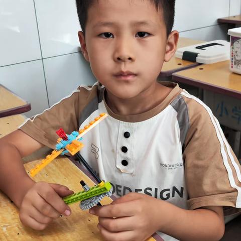 爱创机器人搭建社团—手持小风扇