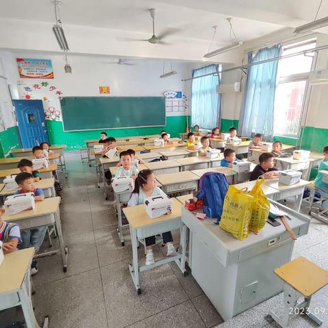 爱创机器人搭建社团-弹力小车