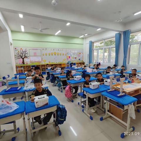 君河湾小学机器人社团-弹力小车