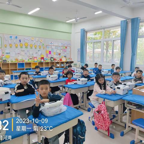 君河湾小学机器人搭建社团——不倒翁