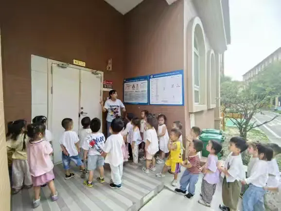 简篇-小三班9.10月课程故事爱上幼儿园——朋友也甜蜜